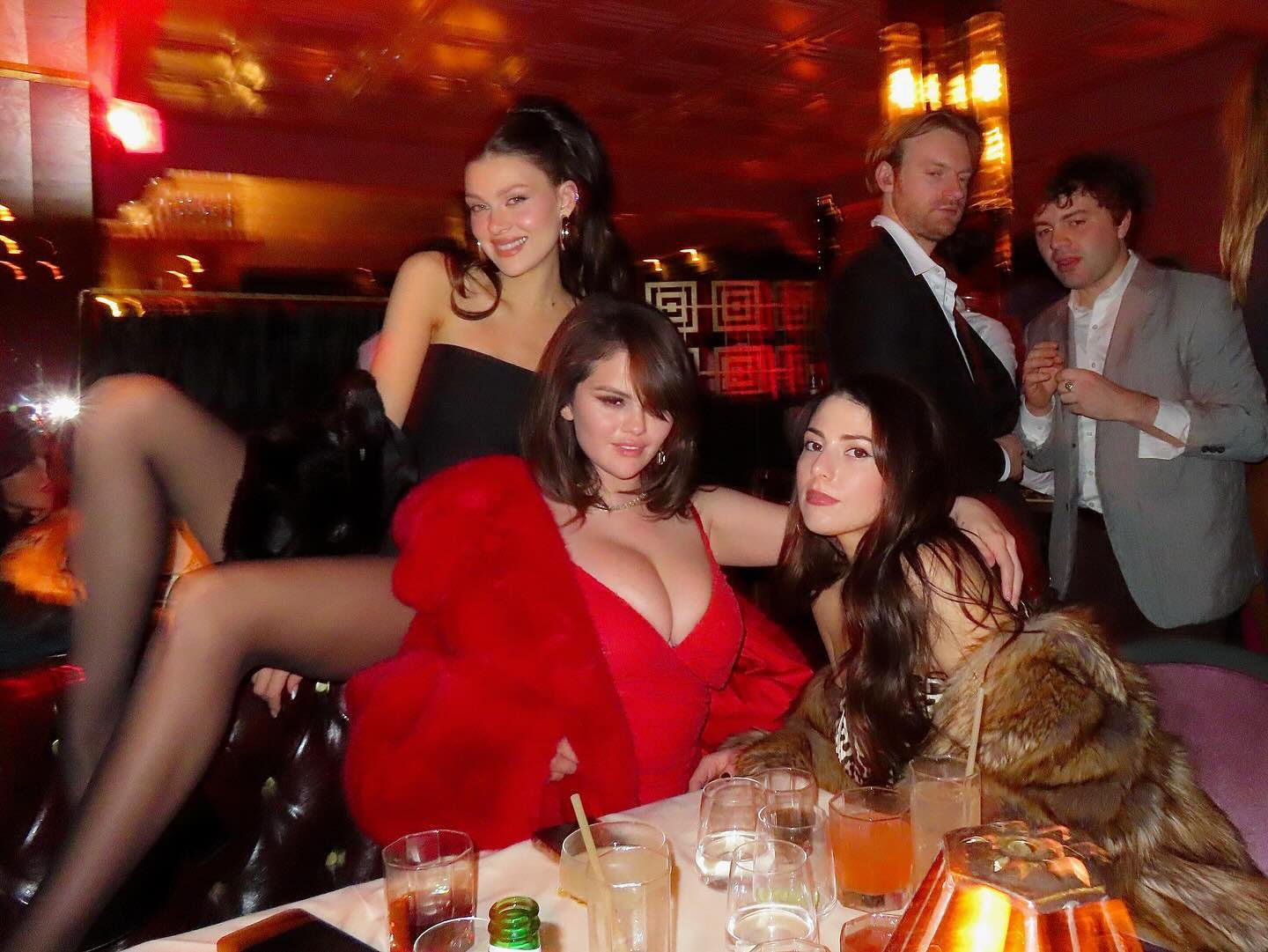 Селена Гомес в красном платье с роскошным декольте оторвалась с подругами на дне рождения бойфренда. Топ фото Селены Гомес и её подруги с вечеринки Бенни Бланко